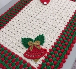 Berry Leaf Table Runner – Crochet Pattern