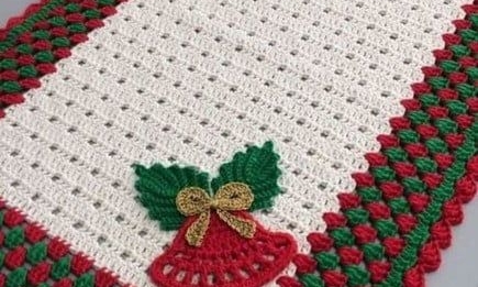 Berry Leaf Table Runner – Crochet Pattern
