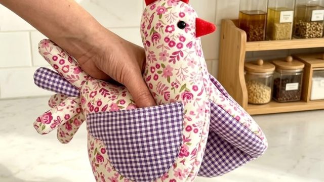 Chicken-Shaped Oven Mitt Pattern
